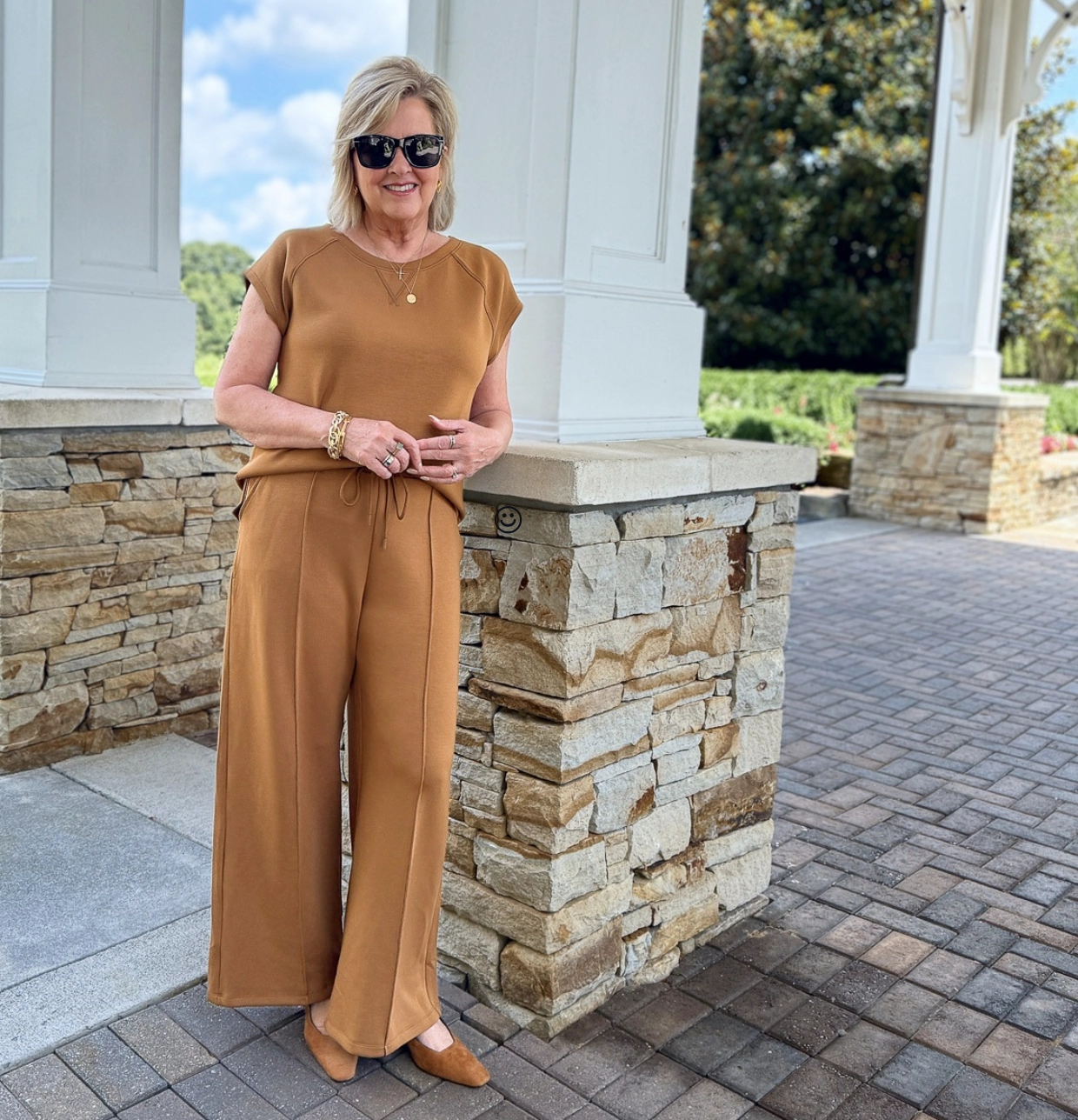 Slimming Outfit Tips to Look Thinner with Perfect Cuts and Colors