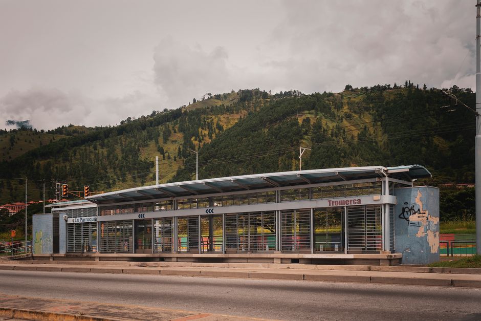 Empty tram station 'La Parroquia' with scenic hills in Mérida, Venezuela.