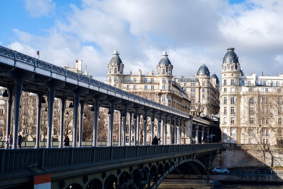 The iconic Pont de Bir-Hakeim with classic Haussmann architecture in Paris on a clear day.